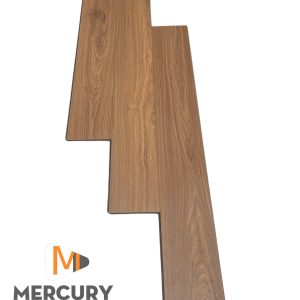 Sàn Gỗ Cốt Đen Mercury ME 68 Mã sản phẩm ME 68 Kích thước 1220 x 167 x 12mm 📞 Hotline: 0968 589 135 Category: Sàn Gỗ Cốt Đen Mercury Description Reviews (0) Sàn Gỗ Cốt Đen Mercury ME 68 – Độ Bền Và Thẩm Mỹ Vượt Trội Cho Mọi Không Gian Sống Sàn Gỗ Cốt Đen Mercury ME 68 là sản phẩm cao cấp được sản xuất từ cốt gỗ đen CDF nhập khẩu từ Malaysia, mang lại sự kết hợp hoàn hảo giữa độ bền vượt trội và vẻ đẹp tự nhiên. Được thiết kế đặc biệt để chịu nước và chống ẩm, sàn gỗ này hoàn hảo cho những không gian sống ở khu vực có độ ẩm cao như phòng bếp, phòng tắm và các khu vực ngoài trời. Với lớp bề mặt đạt chuẩn AC4, sàn gỗ Mercury ME 68 chống mài mòn và trầy xước cực kỳ tốt, giúp giữ cho sàn luôn mới và đẹp theo thời gian. Sản phẩm còn được trang bị cốt gỗ đen CDF với mật độ lên đến 930kg/m³, đảm bảo sự ổn định và chống cong vênh tối ưu, phù hợp với điều kiện khí hậu thay đổi. Mercury ME 68 có nhiều màu sắc đa dạng, phù hợp với nhiều phong cách thiết kế nội thất từ cổ điển đến hiện đại. Thông số chi tiết của Sàn Gỗ Cốt Đen Mercury ME 68 Thông Số Chi Tiết Mã sản phẩm ME 68 Kích thước 1220 x 167 x 12mm Bề mặt EIR Cốt gỗ Cốt đen CDF nhập khẩu Malaysia Độ chống trầy xước AC4 Tiêu chuẩn an toàn E1 Bảo hành 25 năm Bảo trì Trọn đời Sàn Gỗ Cốt Đen Mercury ME 68 Cấu Tạo Sàn Gỗ Cốt Đen Mercury ME 68 Lớp bề mặt: Lớp ván giấy vân gỗ nhập khẩu từ Đức, mang lại vân gỗ sắc nét, tự nhiên, có chiều sâu và khả năng chống trầy xước tốt. Cốt gỗ đen CDF: Với mật độ cao 930kg/m³, giúp sản phẩm chịu nước và chịu lực cực kỳ tốt, giảm thiểu tối đa việc cong vênh, phồng rộp trong điều kiện khí hậu thay đổi. Lớp chống ẩm: Cung cấp khả năng chống ẩm tốt, bảo vệ sản phẩm khỏi tác động của nước và độ ẩm, giữ sàn luôn bền đẹp. Lớp đế cách âm: Giảm tiếng ồn, tạo một không gian sống yên tĩnh, thoải mái. Ưu Điểm Nổi Bật Của Sàn Gỗ Cốt Đen Mercury ME 68 Khả Năng Chịu Nước Và Chống Ẩm Vượt Trội Mercury ME 68 có khả năng chống ẩm và chịu nước cực kỳ tốt, giúp sản phẩm bền bỉ trong suốt thời gian dài sử dụng. Độ Bền Cao, Chống Mài Mòn Tốt Đạt chuẩn AC4, sàn gỗ Mercury ME 68 có khả năng chống trầy xước, giữ cho mặt sàn luôn như mới. Tiêu Chuẩn An Toàn E1 Sản phẩm thân thiện với môi trường, không chứa các chất độc hại, an toàn cho sức khỏe người tiêu dùng. Lớp Vân Gỗ Sần Tự Nhiên Vân gỗ sần mang lại giá trị thẩm mỹ cao, tạo cảm giác gần gũi với thiên nhiên, giúp không gian trở nên sang trọng. Màu Sắc Đa Dạng Sản phẩm có nhiều lựa chọn màu sắc, từ các gam sáng đến tối, dễ dàng kết hợp với các phong cách thiết kế nội thất khác nhau. Bảo Hành Và Bảo Trì Dài Hạn Sản phẩm được bảo hành 25 năm và bảo trì trọn đời, giúp người sử dụng an tâm về chất lượng và độ bền lâu dài. Ứng Dụng Của Sàn Gỗ Cốt Đen Mercury ME 68 Sàn gỗ Mercury ME 68 có thể được sử dụng cho nhiều không gian trong gia đình cũng như các công trình thương mại: Phòng khách: Mang đến không gian sang trọng và ấm cúng. Phòng ngủ: Tạo không gian nghỉ ngơi thư giãn và thoải mái. Văn phòng: Phù hợp cho các không gian làm việc hiện đại, chuyên nghiệp. Các công trình thương mại: Đặc biệt phù hợp với các khu vực có yêu cầu về độ bền và tính thẩm mỹ cao như khách sạn, nhà hàng, trung tâm thương mại. Lưu Ý Khi Thi Công Và Sử Dụng Chuẩn Bị Mặt Nền: Đảm bảo mặt nền thi công phải bằng phẳng, sạch sẽ và khô ráo để đảm bảo chất lượng thi công tốt nhất. Không Để Nước Đọng Lâu Trên Bề Mặt: Mặc dù sàn gỗ Mercury ME 68 có khả năng chống nước tốt, nhưng không nên để nước đọng quá lâu trên bề mặt sàn. Bảo Dưỡng Định Kỳ: Lau chùi sàn gỗ bằng khăn mềm và nước ấm để giữ cho bề mặt luôn sáng bóng và sạch sẽ. Tránh Va Đập Mạnh: Tránh va đập mạnh với các vật sắc nhọn để không làm hỏng bề mặt sàn. Bảo Trì Và Duy Trì Sàn Gỗ Cốt Đen Mercury ME 68 được bảo trì trọn đời, giúp người sử dụng luôn yên tâm về độ bền của sản phẩm. Tuy nhiên, bạn cũng nên lau chùi sàn thường xuyên và kiểm tra tình trạng của sàn định kỳ để đảm bảo sàn luôn mới và đẹp.